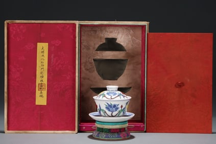 A Exquisite Doucai Lotus Pattern Western Pattern Covered Bowl