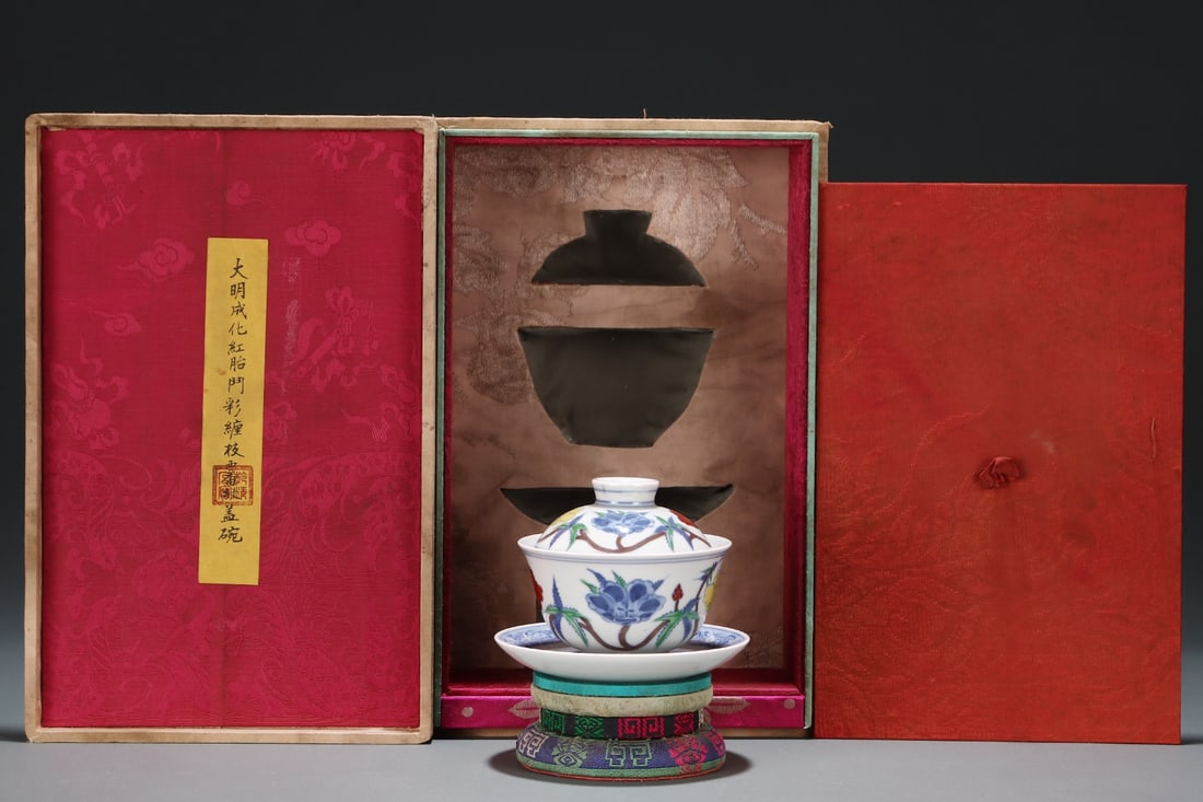 A Exquisite Doucai Lotus Pattern Western Pattern Covered Bowl (1 of 9)