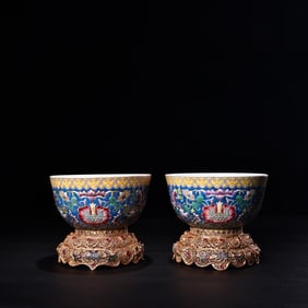 A pair of Exquisite Famille-Rose Enamel Flower Pattern Bowl, With Gilt Silver Base