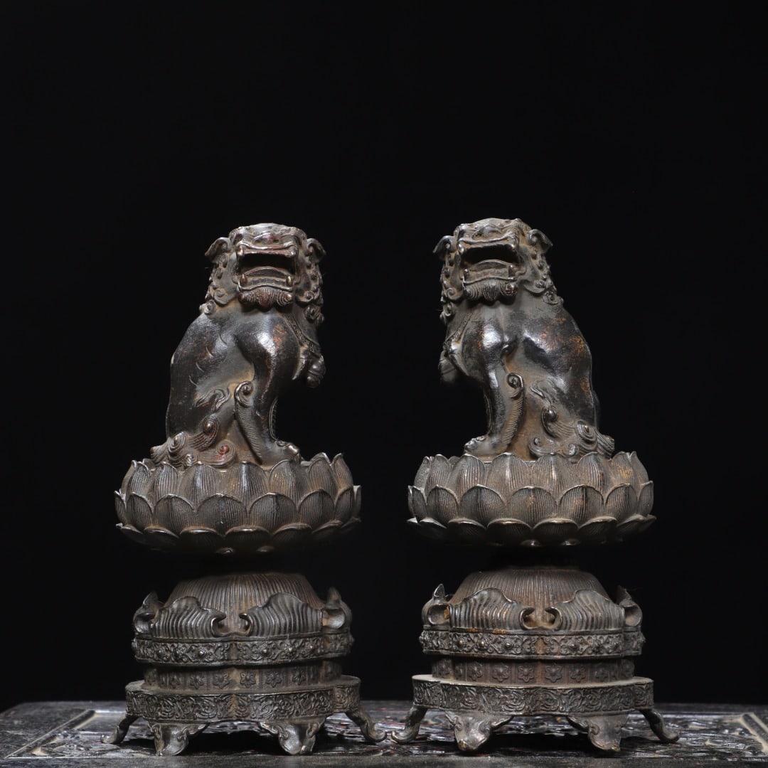 A pair of Exquisite Bronze Lion Censer: A pair of Exquisite Bronze Lion Censer,Ming Dynasty, China,Size:9.4inx3.9inx2.8in,Weight:3100g 一对铜狮熏香炉,中国明代