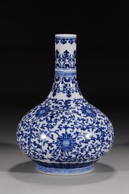 A Exquisite Blue and White Lotus Pattern Vase