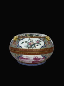 A Exquisite Famille-Rose Painted Gold Flower and Bird Pattern Box