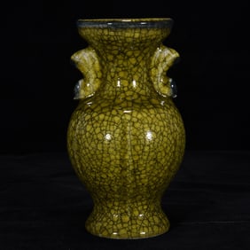 A Rare Guan yao Ice Crackle Pattern Double-Ears Vase