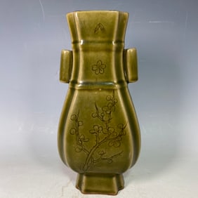 A Exquisite Yue yao Porcelain Plum flower Pattern Vase