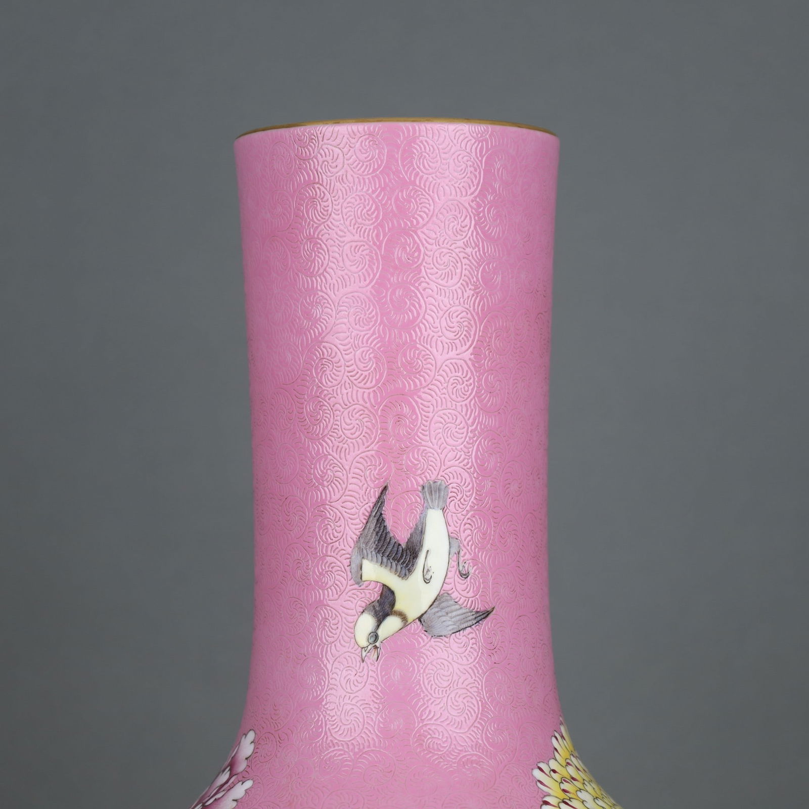 A Exquisite Ruby Red Ground Flower and Bird Pattern Vase - 4