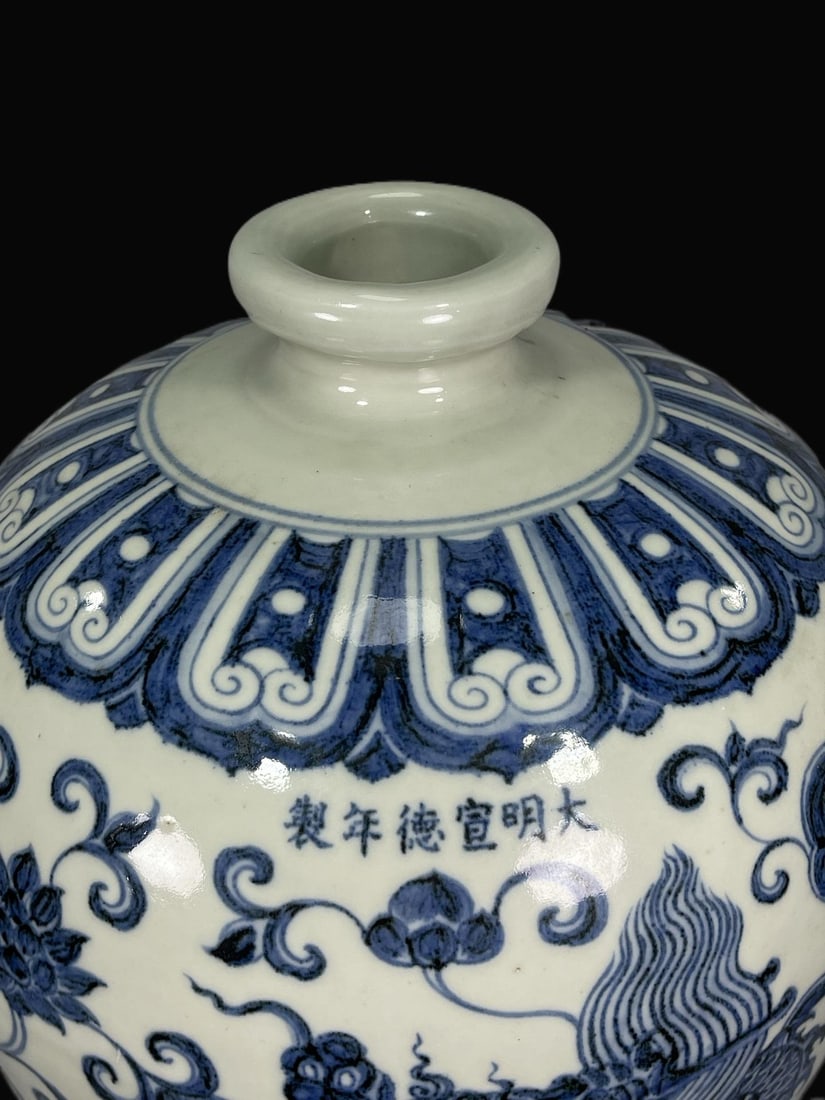 A Exquisite Blue and White Dragon Pattern Vase - 5