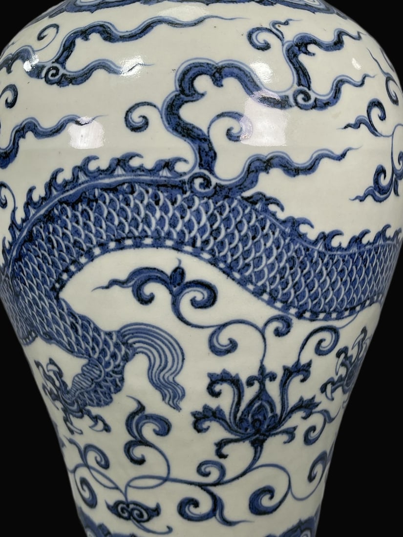 A Exquisite Blue and White Dragon Pattern Vase - 7