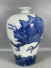 A Exquisite Blue and White Dragon Pattern Vase