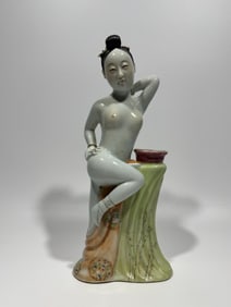 A Exquisite Famille-Rose Figures Ornament