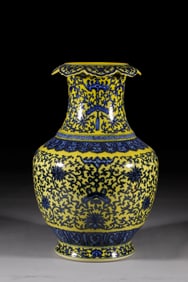 A Exquisite Yellow Ground Blue and White Lotus Flower Pattern Vase