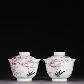 A pair of Exquisite Famille-Rose Flower and Bird Pattern Bowl