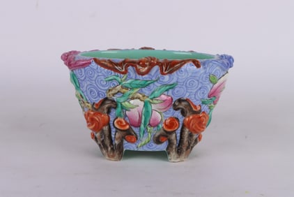A Exquisite Famille-Rose Peach Pattern Flower Pot