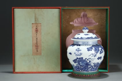 A Exquisite Blue and White Double Dragon Playing Pearl Pattern Covered Jar