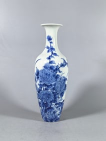 A Exquisite Blue and White Flower and Bird Pattern Vase