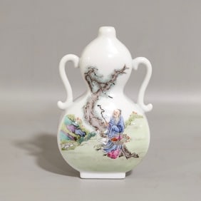 Famille-Rose Figures Pattern Gourd-Shaped Vase