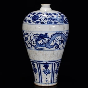 A Rare Blue and White Cracked Glaze Dragon Pattern Vase