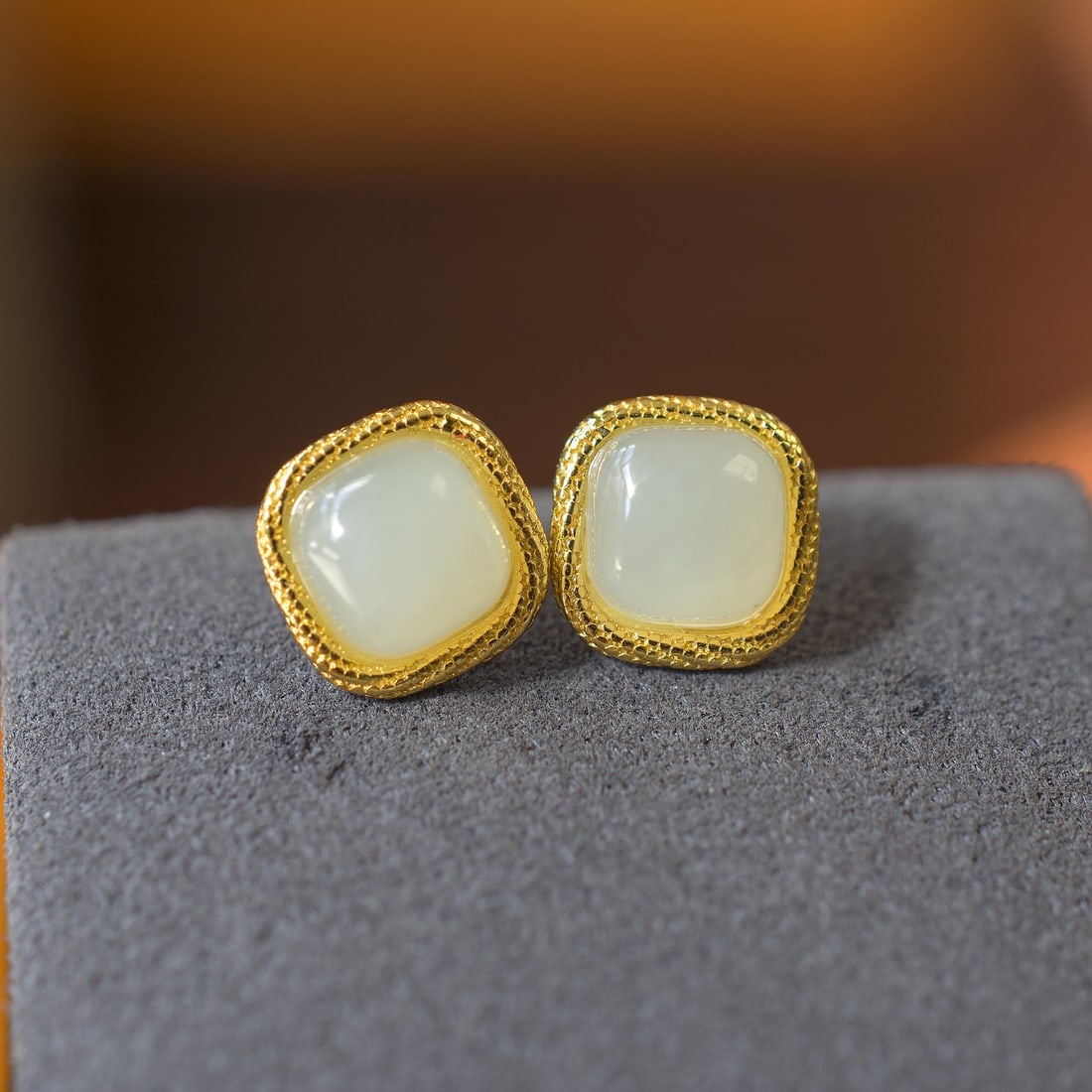 A pair of Exquisite Silver Inlaid Hotan Jade Square-shaped Ear Stud: A pair of Exquisite Silver Inlaid Hotan Jade Square-shaped Ear Stud,Size:0.2inx0.2in 一对银镶和田玉方形耳钉