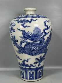 A Exquisite Blue and White Dragon Pattern Vase