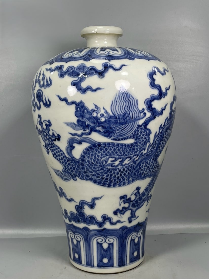 A Exquisite Blue and White Dragon Pattern Vase: A Exquisite Blue and White Dragon Pattern Vase,Ming Dynasty, China,Size:17.3inx10.2in 青花龙纹瓶,中国明代