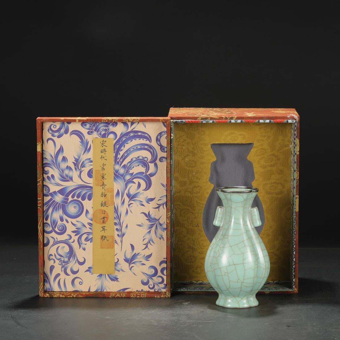 A Exquisite Guan yao Celadon Glaze Ice Crackle Pattern Vase (1 of 9)