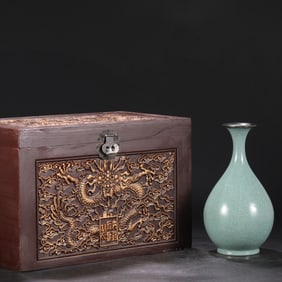 A Exquisite Ru yao Sky Blue Glaze Ice Crackle Pattern Vase, with Imperial Inscription by Emperor