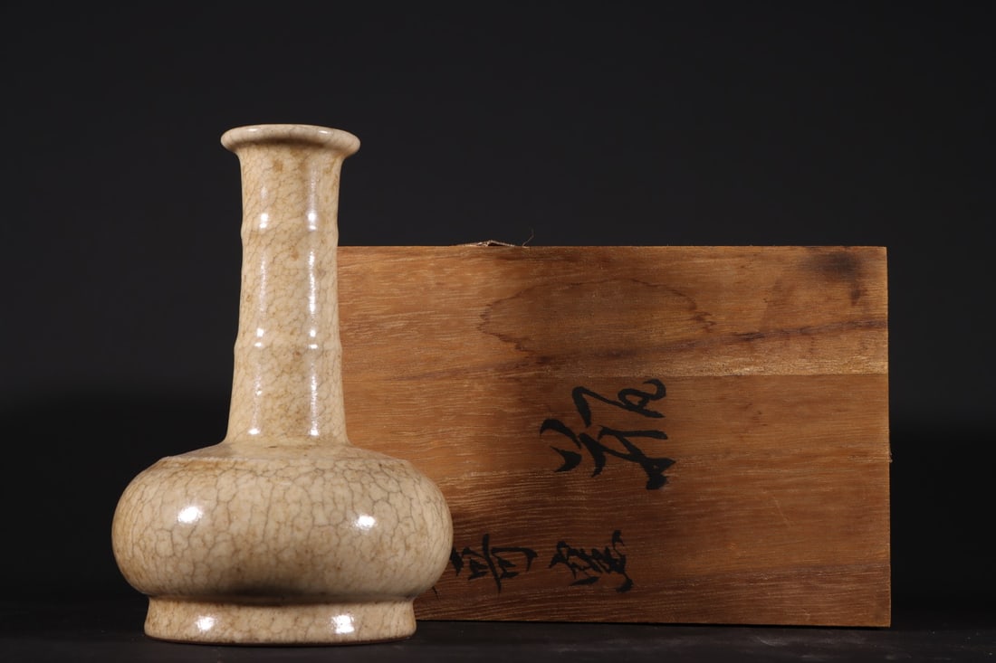 A Exquisite Ge yao Ice Crackle Pattern Vase (1 of 9)