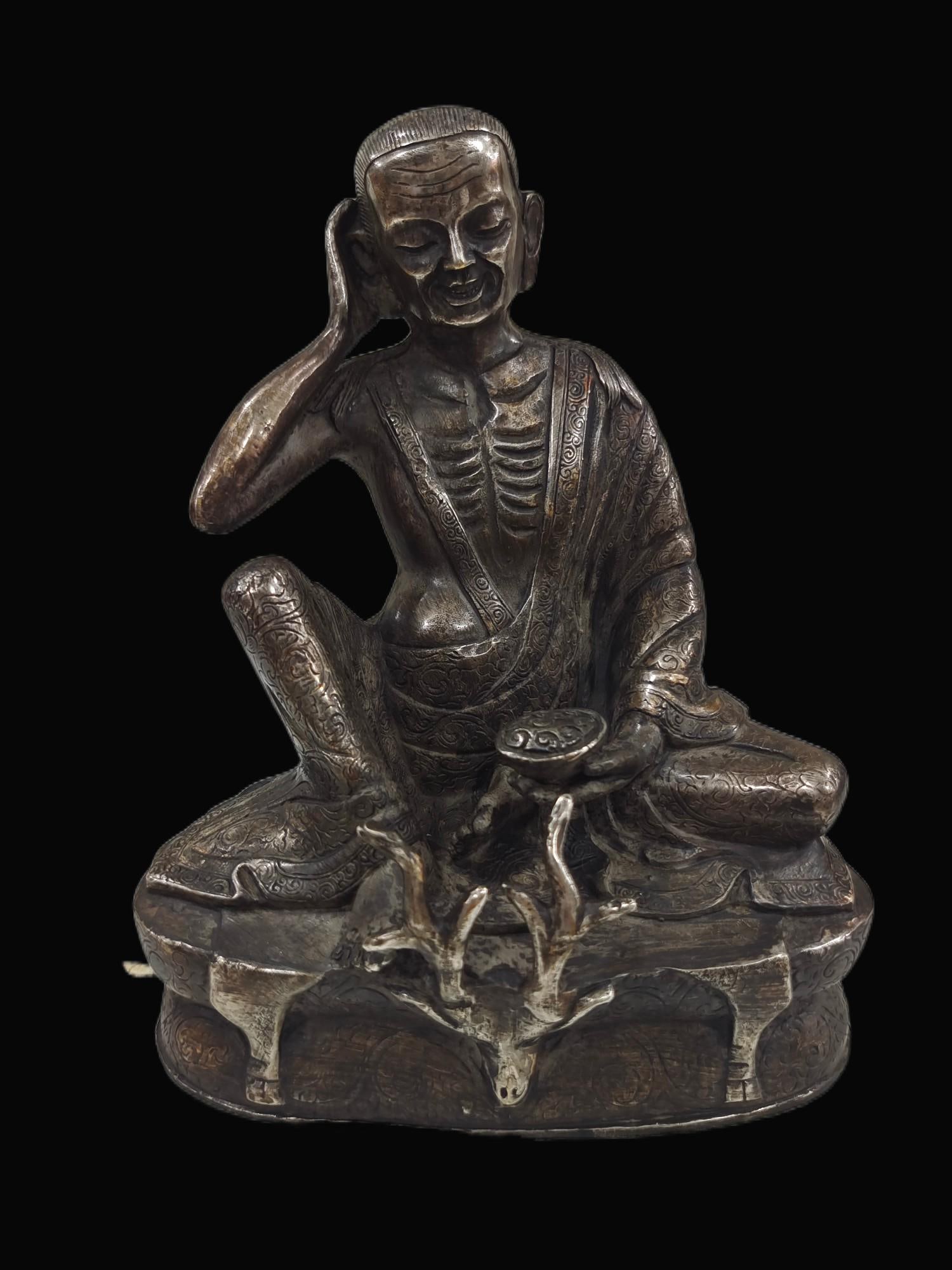 A Exquisite Gilt Silver Bronze Buddha Statue: A Exquisite Gilt Silver Bronze Buddha Statue,Qing Dynasty, China,Size:5.5inx7.5in,Weight:1119g 