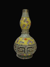 A Exquisite Yellow Ground Flower Pattern Gourd-Shaped Vase