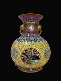 A Exquisite Yellow Ground Hollow Flower Pattern Vase