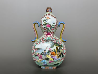 A Exquisite Famille-Rose Figures Pattern Double-Ears Gourd-Shaped Vase