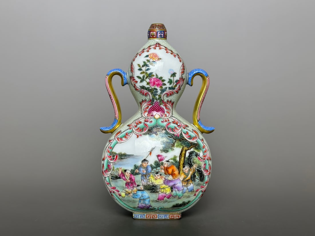 A Exquisite Famille-Rose Figures Pattern Double-Ears Gourd-Shaped Vase (1 of 9)