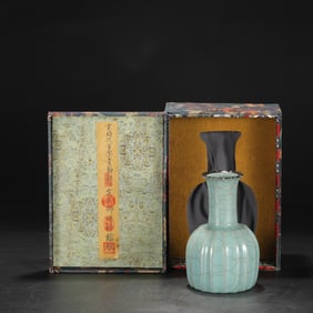 A Exquisite Guan yao Celadon Glaze Ice Crackle Pattern Vase, with Imperial Inscription by Emperor