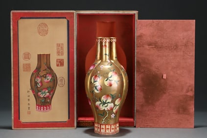 A Exquisite Famille-Rose Gilt Peach Pattern Vase