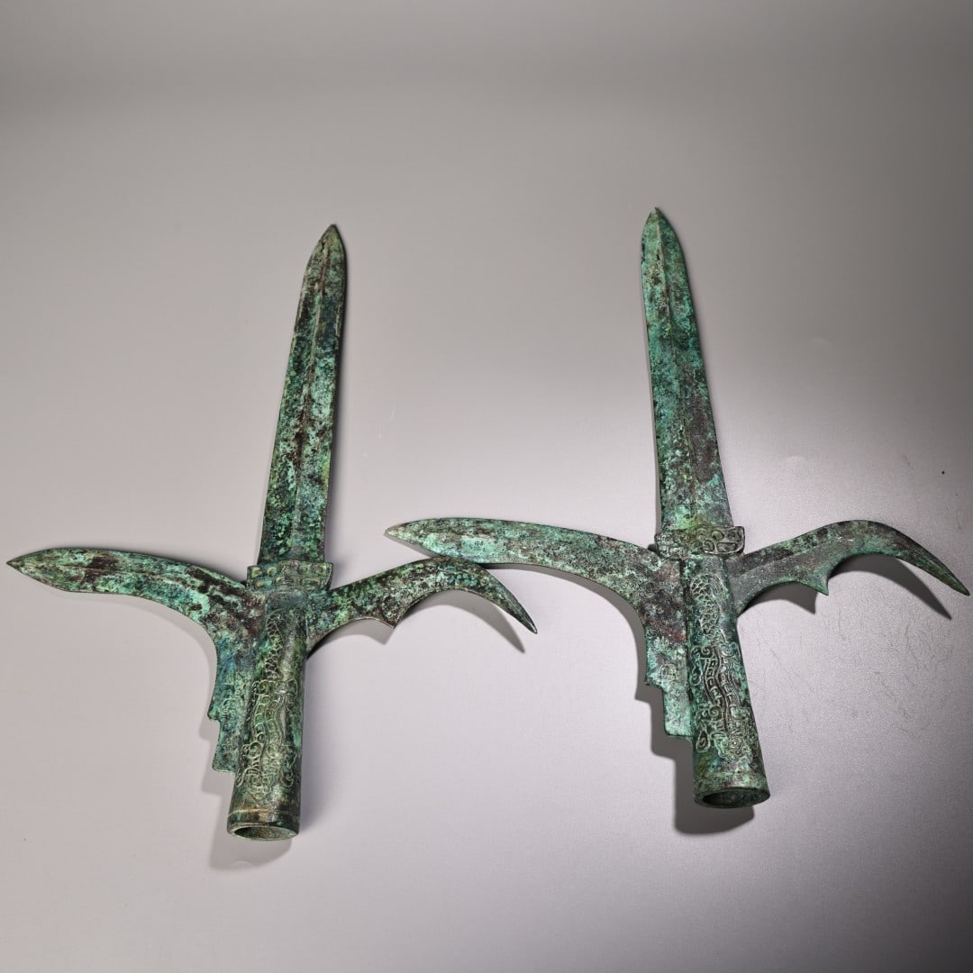 An Archaic Bronze Ge Weapon: An Archaic Bronze Ge Weapon,Han Dynasty, China,Size:14.2in,Total Weight:1140g 青铜器戈兵器,中国汉代