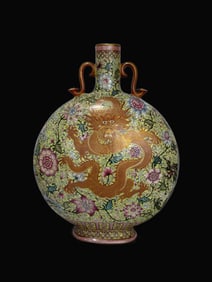 A Exquisite Iron-Red Green Ground Painted Gold Dragon Pattern Vase