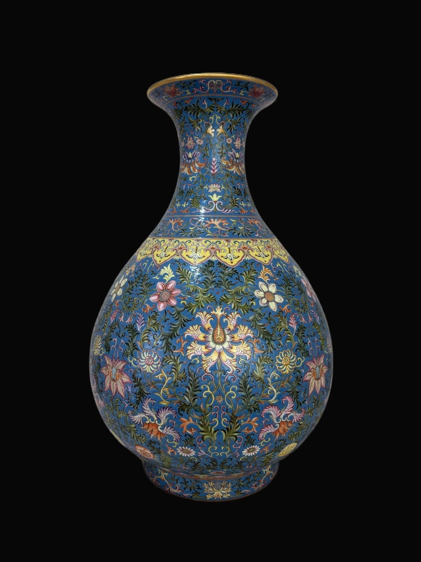 A Exquisite Enamel Green Ground Lotus Pattern Vase: A Exquisite Enamel Green Ground Lotus Pattern Vase,Qing Dynasty, China,Qianlong Six-character Mark,Size:22.2inx15.4in 珐琅彩绿地缠枝莲纹玉&#