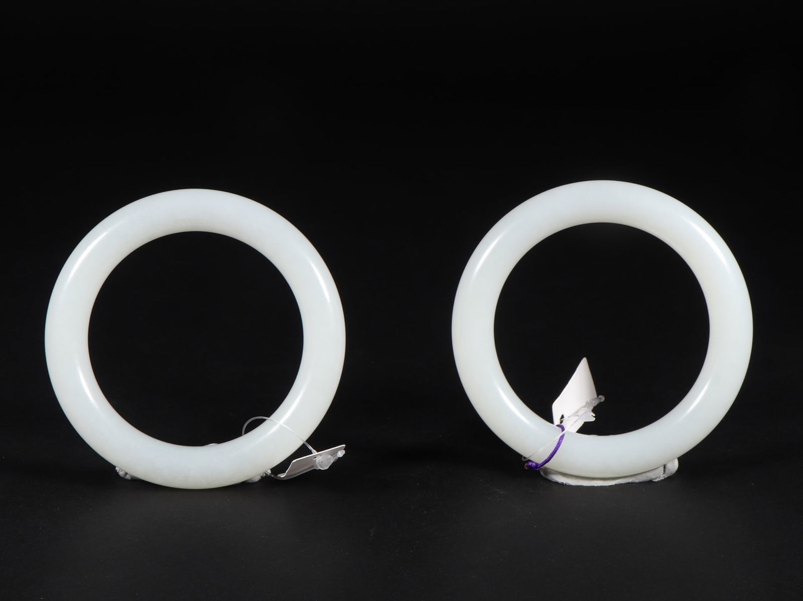 A pair of Exquisite Hetian Jade Bracelet: A pair of Exquisite Hetian Jade Bracelet,Qing Dynasty,China,Size:2.3inx3.1in(each),Weight:70g,68g 一对和田玉手镯,中国清代