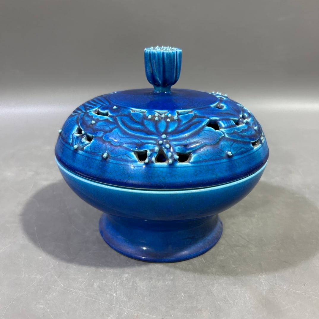 A Exquisite Gems Blue Glazed Flower Pattern Censer: A Exquisite Gems Blue Glazed Flower Pattern Censer,Qing Dynasty, China,Qianlong Six-character Mark,Size:5.1inx5.7in 