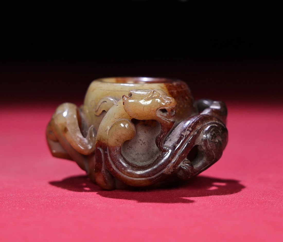 A Exquisite Hetian Jade Dragon Thumb Ring: A Exquisite Hetian Jade Dragon Thumb Ring,Han Dynasty, China,Size:2.6inx2.4inx1.4in,Weight:136g 和田玉龙扳指,中国汉代