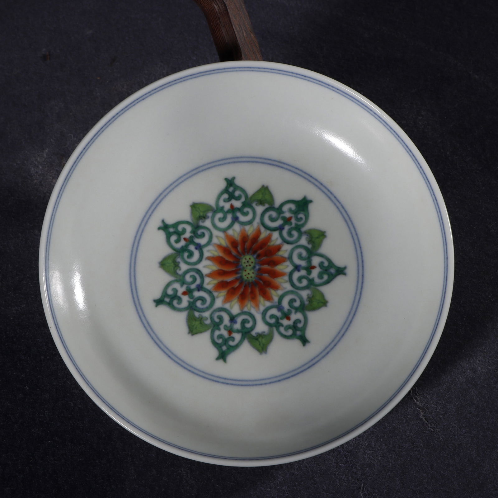 A Exquisite Doucai Flower Pattern Plate (1 of 9)