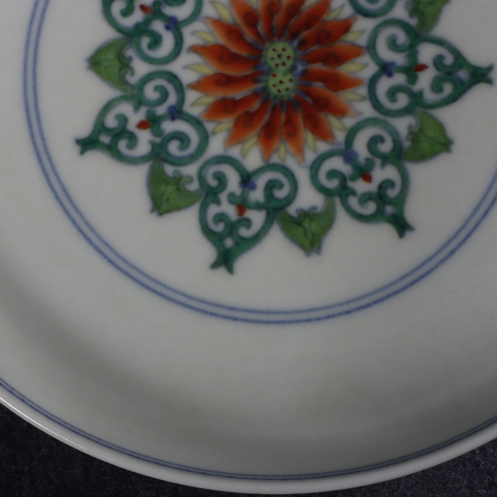 A Exquisite Doucai Flower Pattern Plate - 6