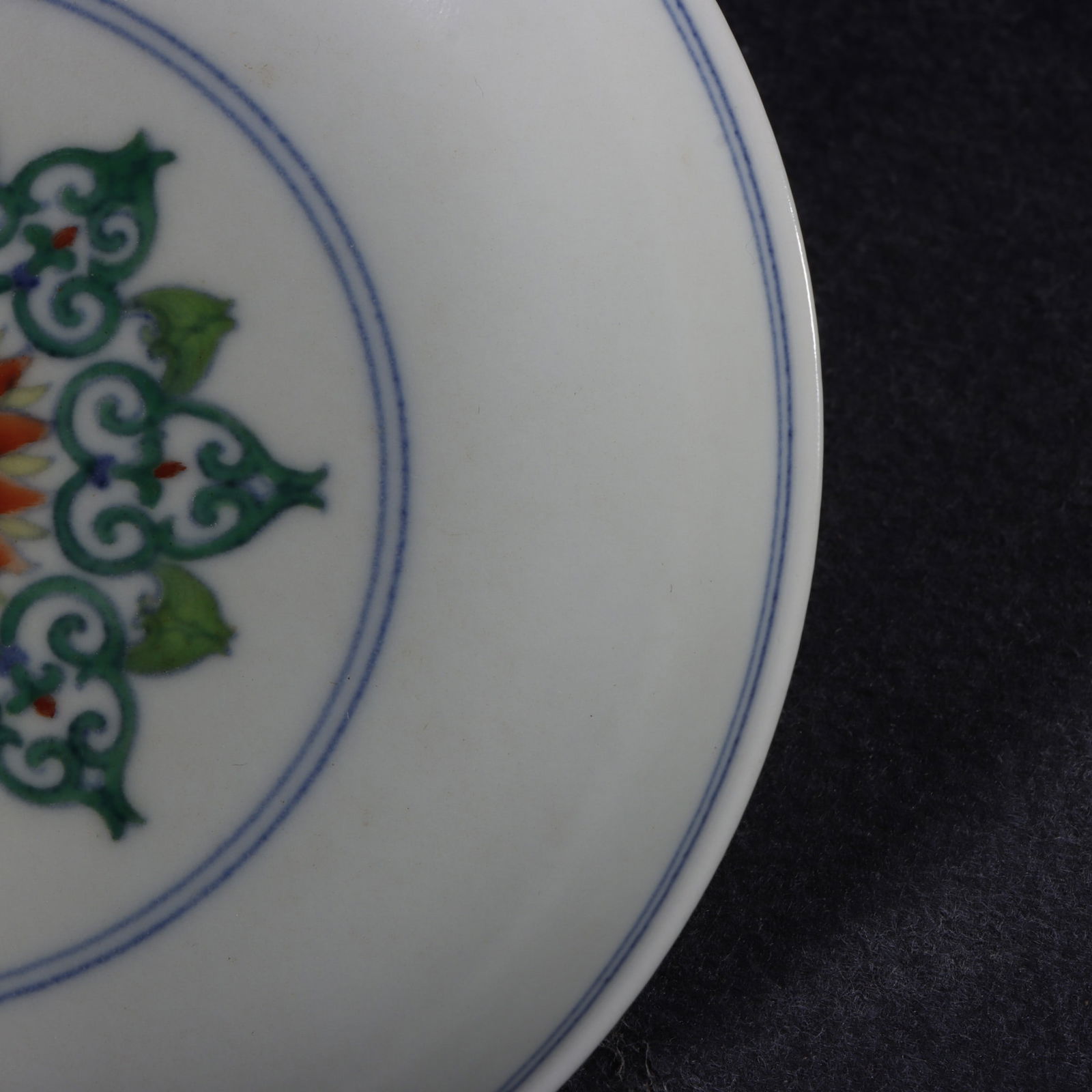 A Exquisite Doucai Flower Pattern Plate - 7