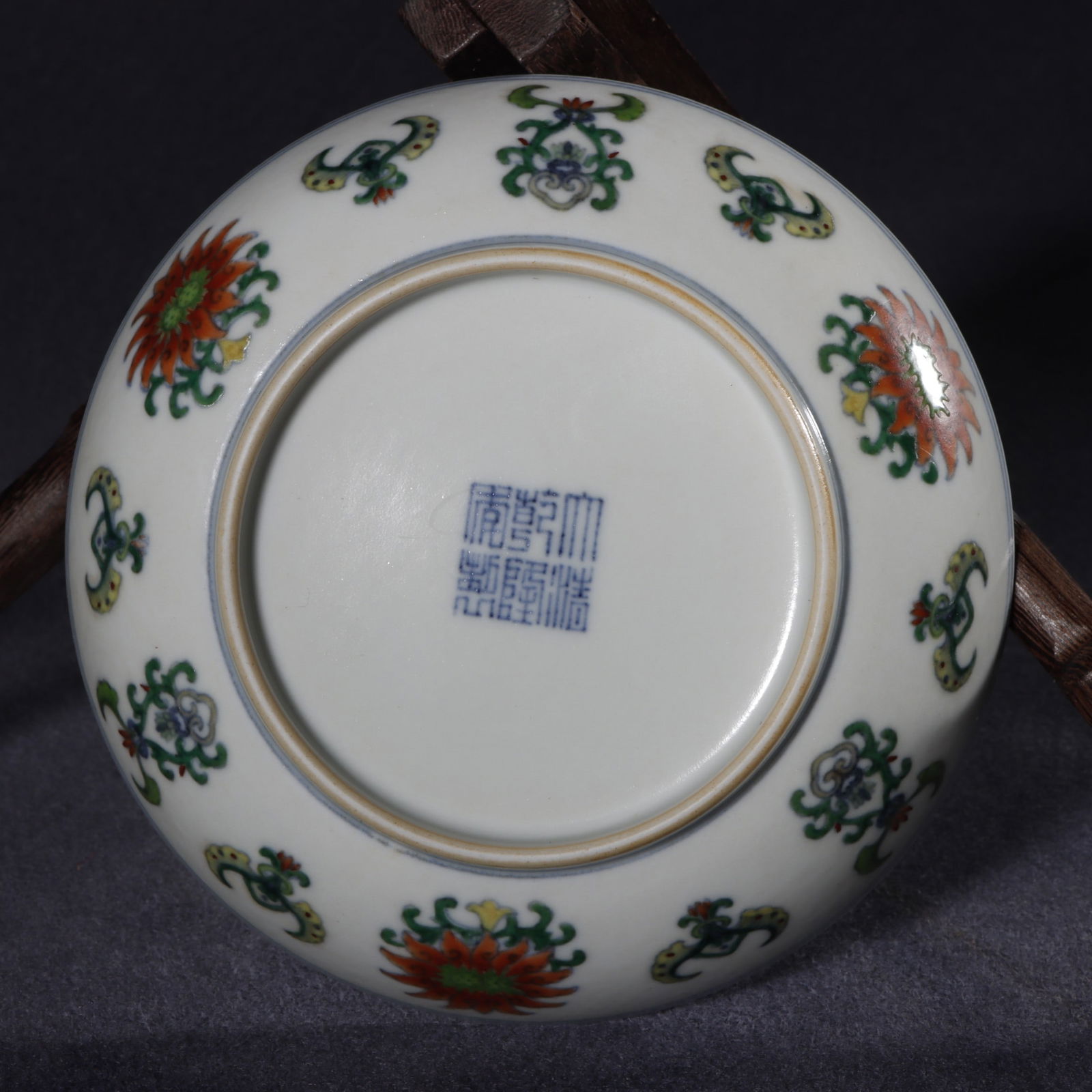 A Exquisite Doucai Flower Pattern Plate - 9