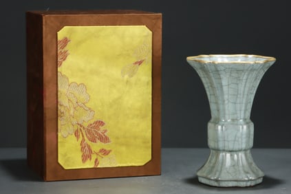A Exquisite Guan yao Cover with Gold Carved Characters Flower Vase, with an Imperial Poem by Emperor