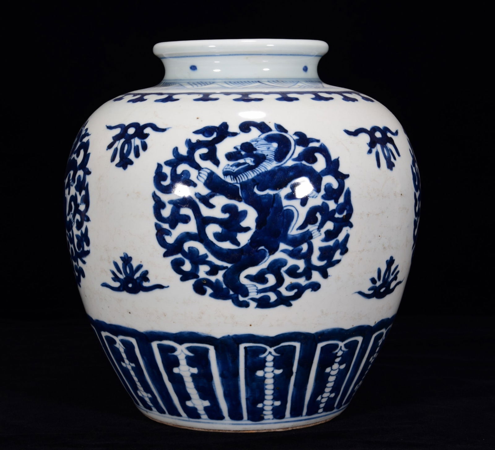 A Rare Blue and White Circular Dragon Pattern Jar: A Rare Blue and White Circular Dragon Pattern Jar,Qing Dynasty, China,Size:9.4inx8.7in 青花团龙纹罐,中国清代