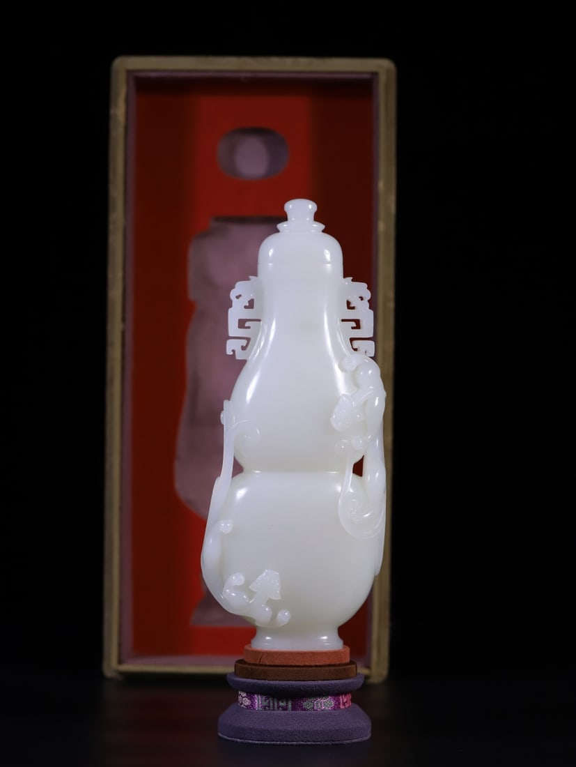 A Exquisite Hetian Jade Dragon Pattern Gourd-Shaped Vase: A Exquisite Hetian Jade Dragon Pattern Gourd-Shaped Vase,Qing Dynasty,China,Size:7.9inx3inx1.5in 和田玉龙纹葫芦瓶,中国清代