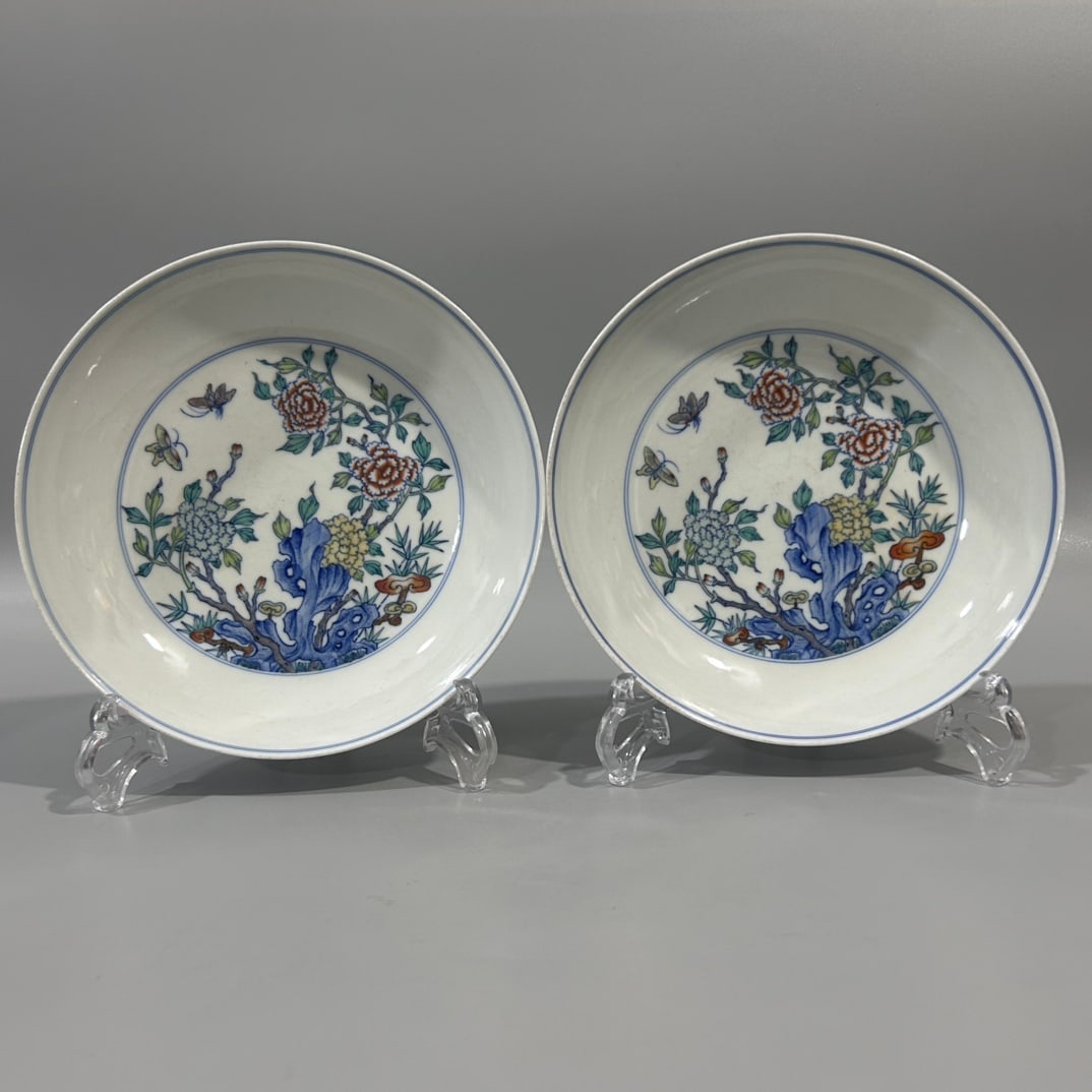 A pair of Exquisite Doucai Flower Pattern Plate (1 of 7)