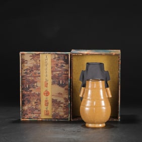 A Exquisite Guan yao Cream Yellow Glaze Ice Crackle Pattern Vase, with Imperial Inscription by