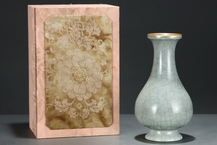 A Exquisite Guan yao Cover with Gold Carved Characters Plate Mouth Vase, with an Imperial Poem by