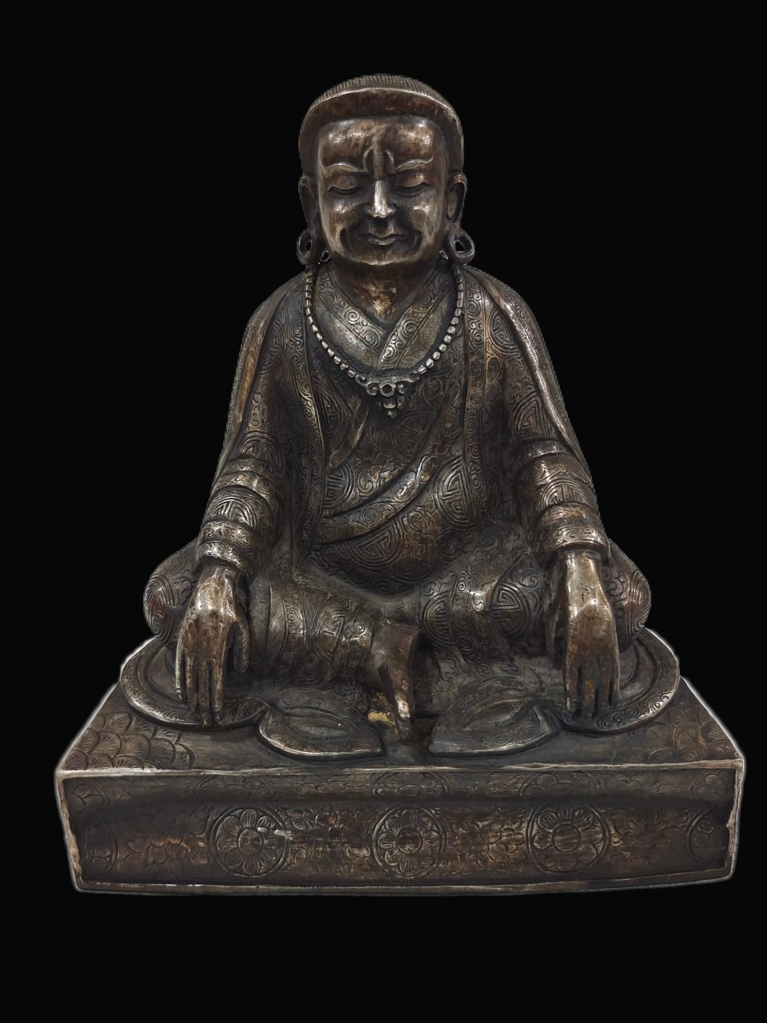 A Exquisite Gilt Silver Bronze Buddha Statue: A Exquisite Gilt Silver Bronze Buddha Statue,Qing Dynasty, China,Size:7.5inx6.5in,Weight:1116g 